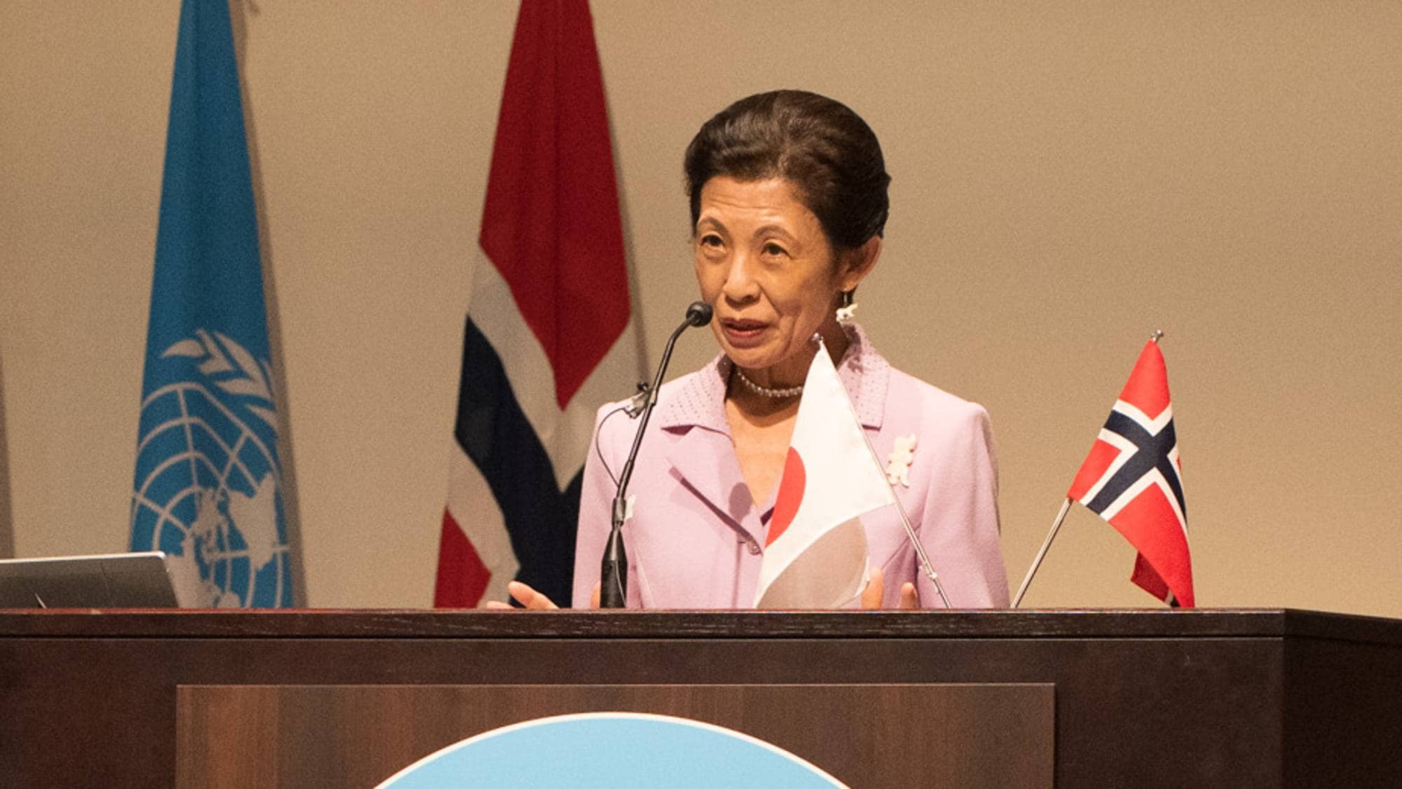 en person som står ved en talerstol (Bildebeskrivelsen er laget av en KI-tjeneste)