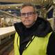 Lars Petter Kalkenberg / NRK En mann med refleksvest står foran en stor arbeidstasjon i en fabrikk. Bakgrunnen viser ulike materialer og verktøy som er typiske for industriell produksjon. Belysningen er klar og gir et godt inntrykk av omgivelsene. Mannens uttrykk er fokusert, noe som tyder på at han er involvert i arbeidet. (Bildebeskrivelsen er laget av en KI-tjeneste)