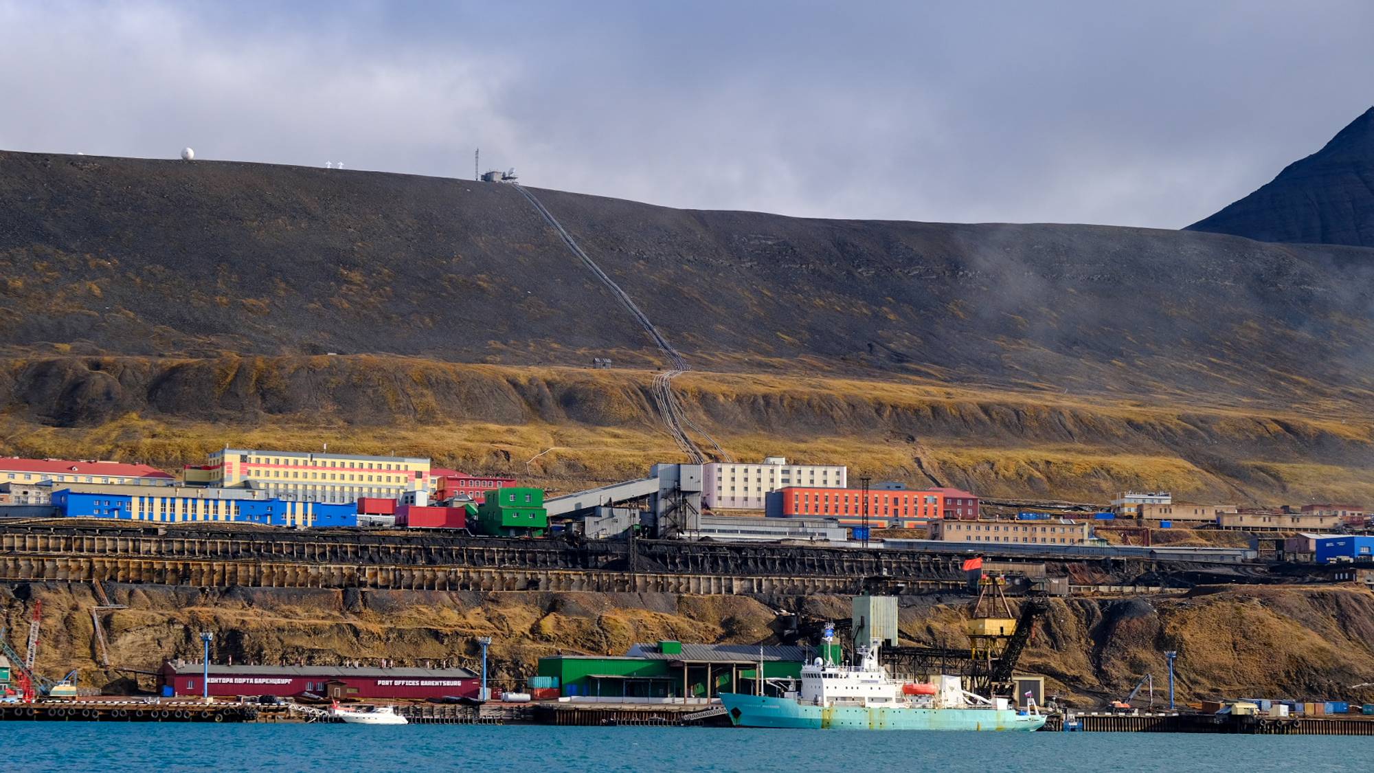 Barentsburg med «Professor Moltsjanov» til kai.