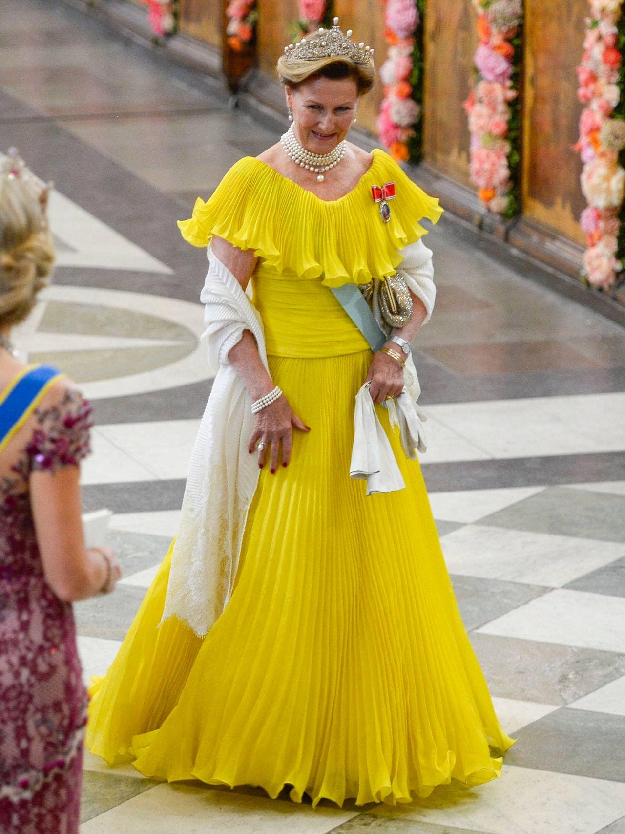 Dronning Sonja gul kjole