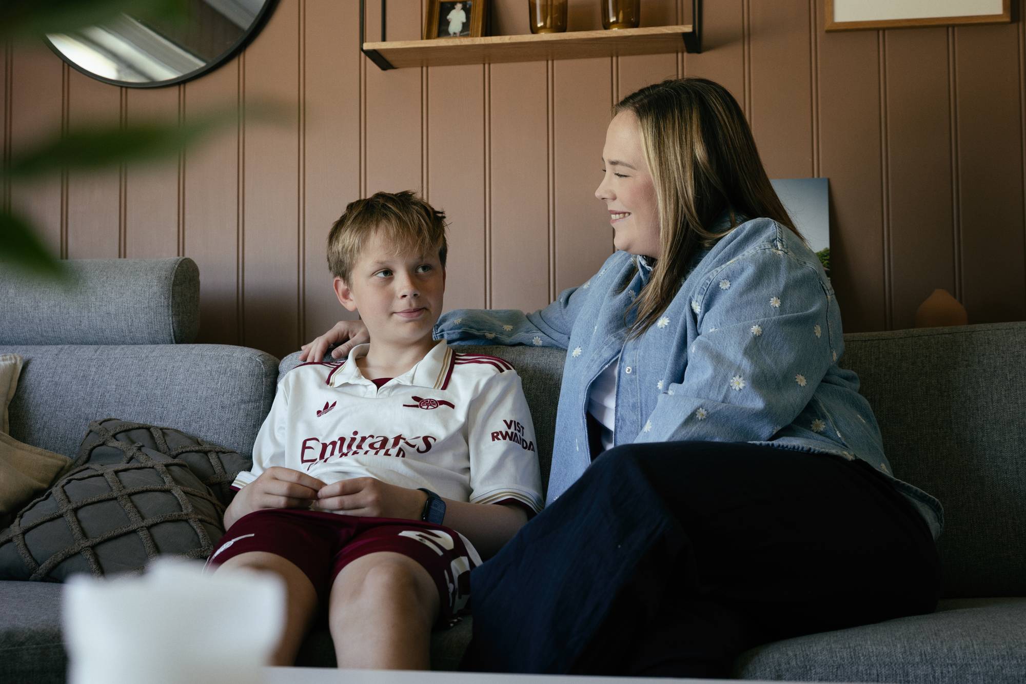 Liam og mor Malin i sofaen hjemme
