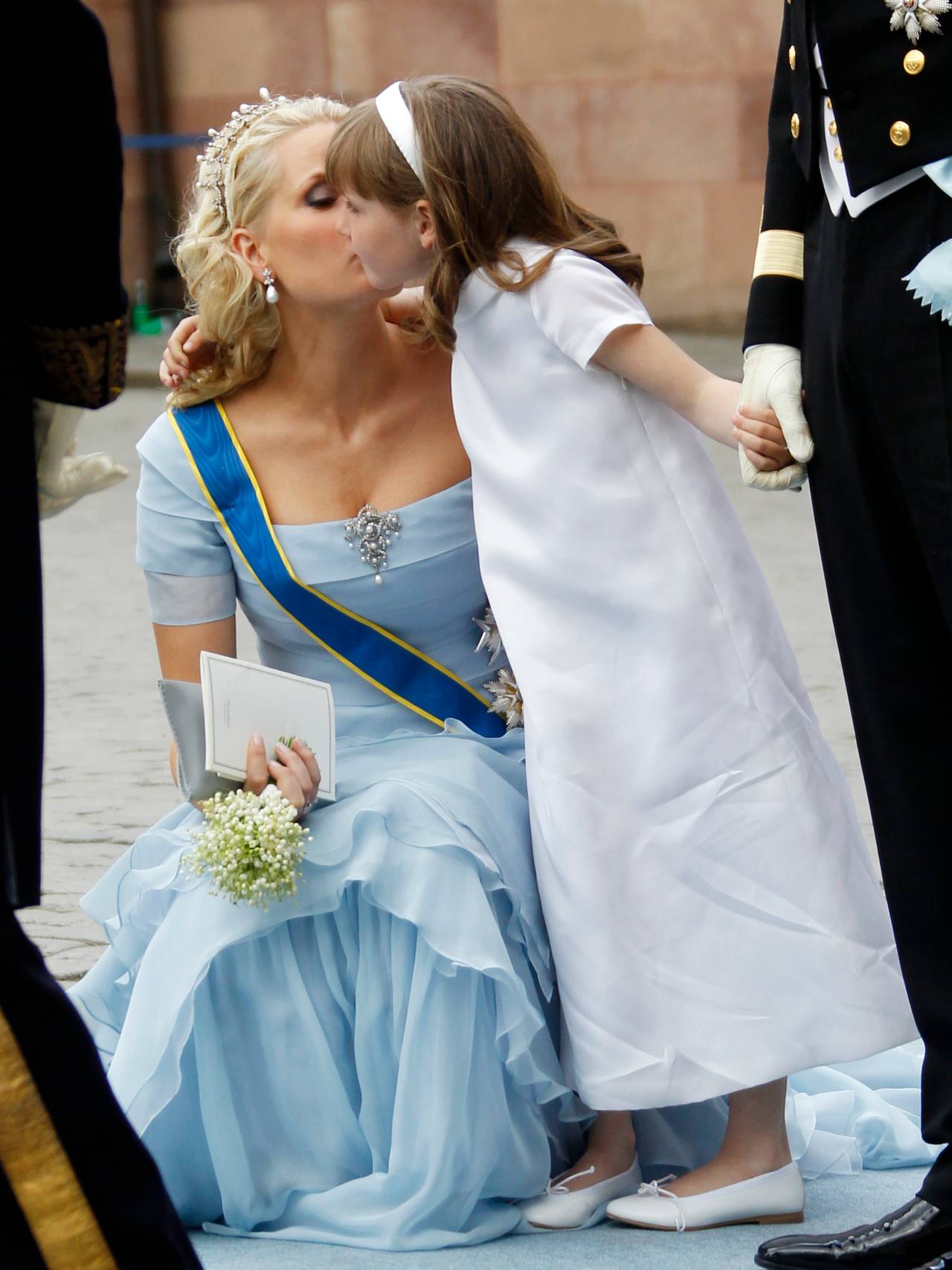 Kronprinsesse Mette-Marit kysser prinsesse Ingrid Alexandra på kinnet