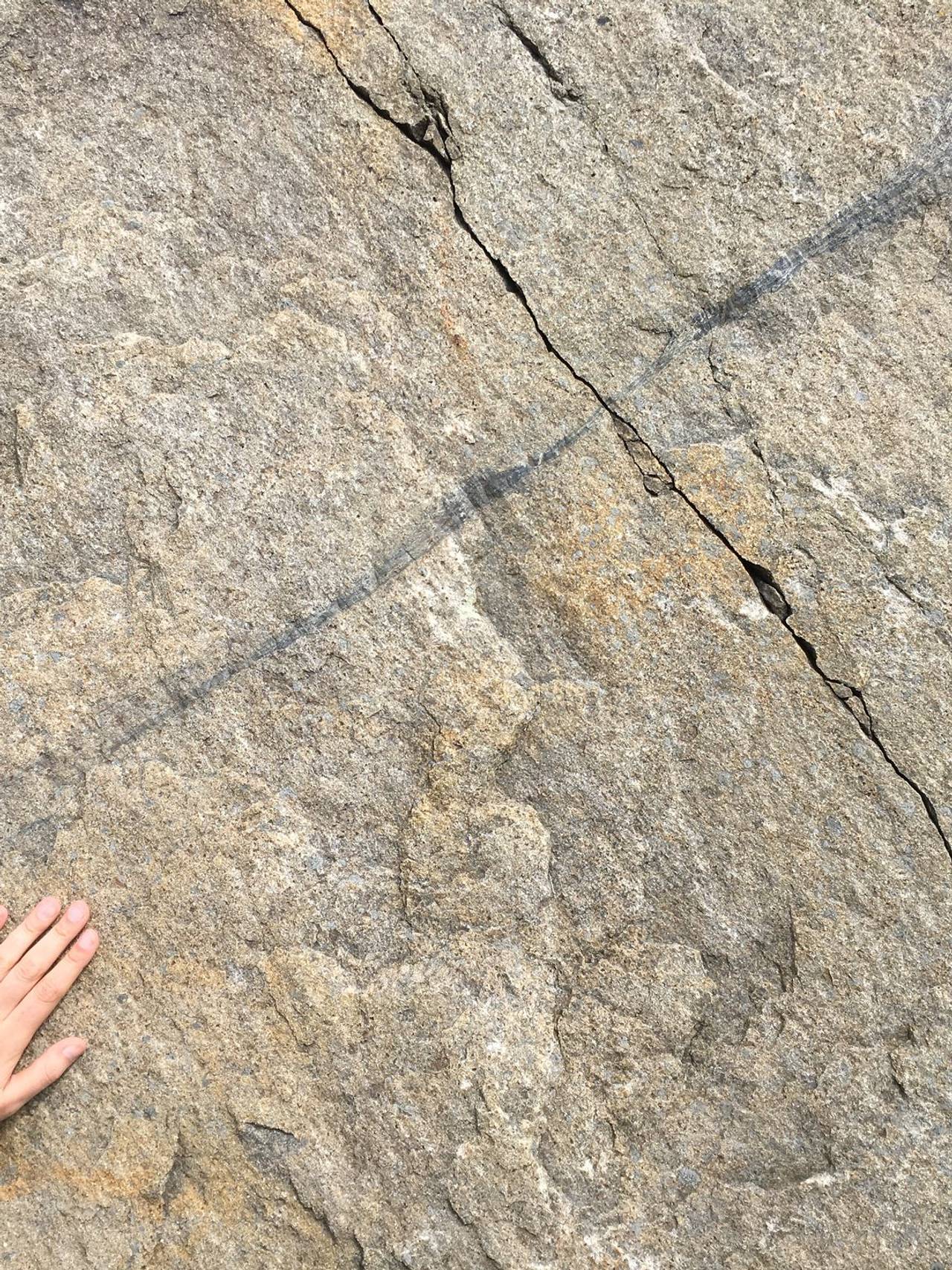 Svarte striper i fjellet som er bevis på gamle jordskjelv.