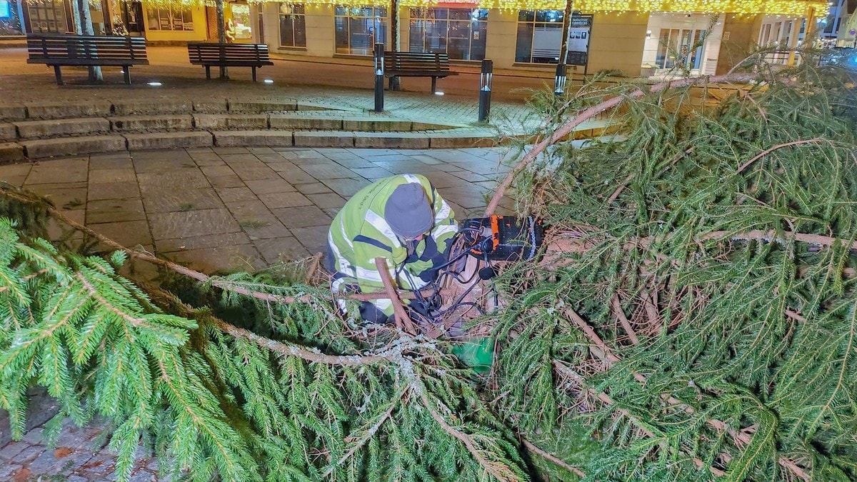 Juletreet i sentrum saget ned to ganger i år: – Det er rampestreker
