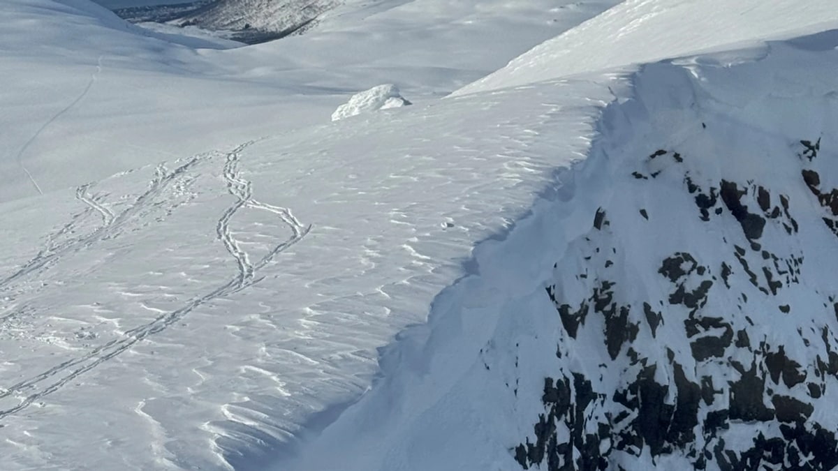Skispor på snøoverheng: Politiet i Troms advarer om ekstrem fare på fjellkanten