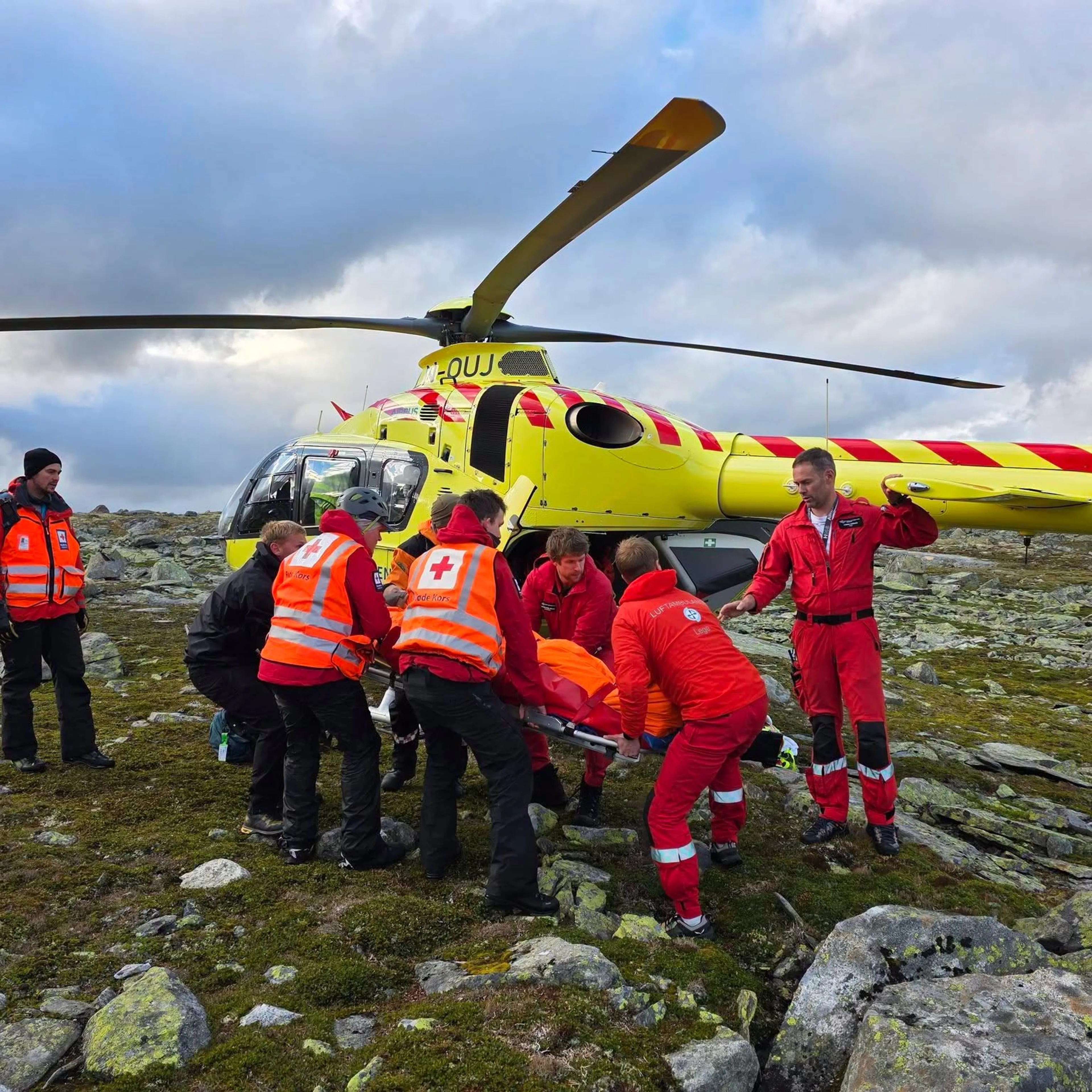 Redningsmannskap og redningshelikopter.