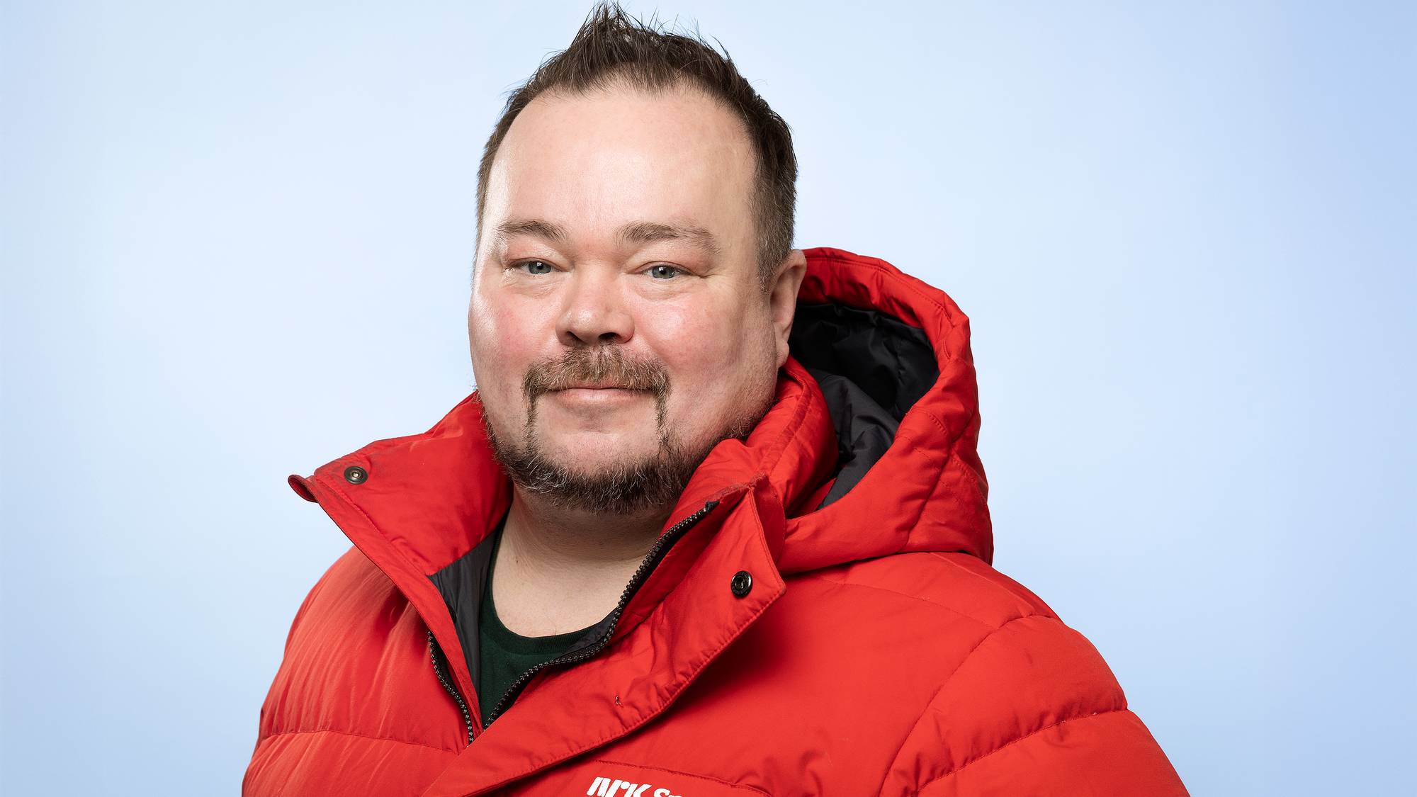 Fredrik Island Gustavsen i rød jakke