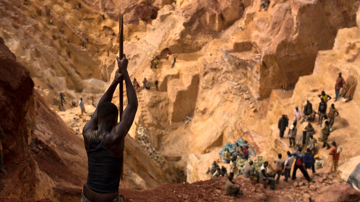 Hundrevis er døde i jakta på gull - det er ikkje tilfeldig Afrika har opplevd eit ordentleg gullrush det siste året. Det er ikkje berre ei god nyheit. Gullet er farleg å leite etter og det gjev næring til krigar.