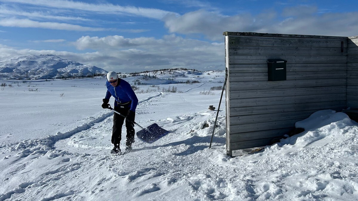 Her spar Torstein snø på 4,5 kilometer lang gangveg på fjellet