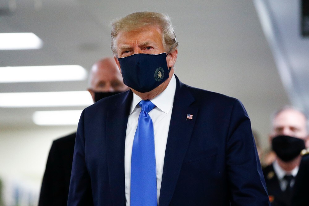 Donald Trump brukte ansiktsmaske offentlig for første gang under korona­pandemien