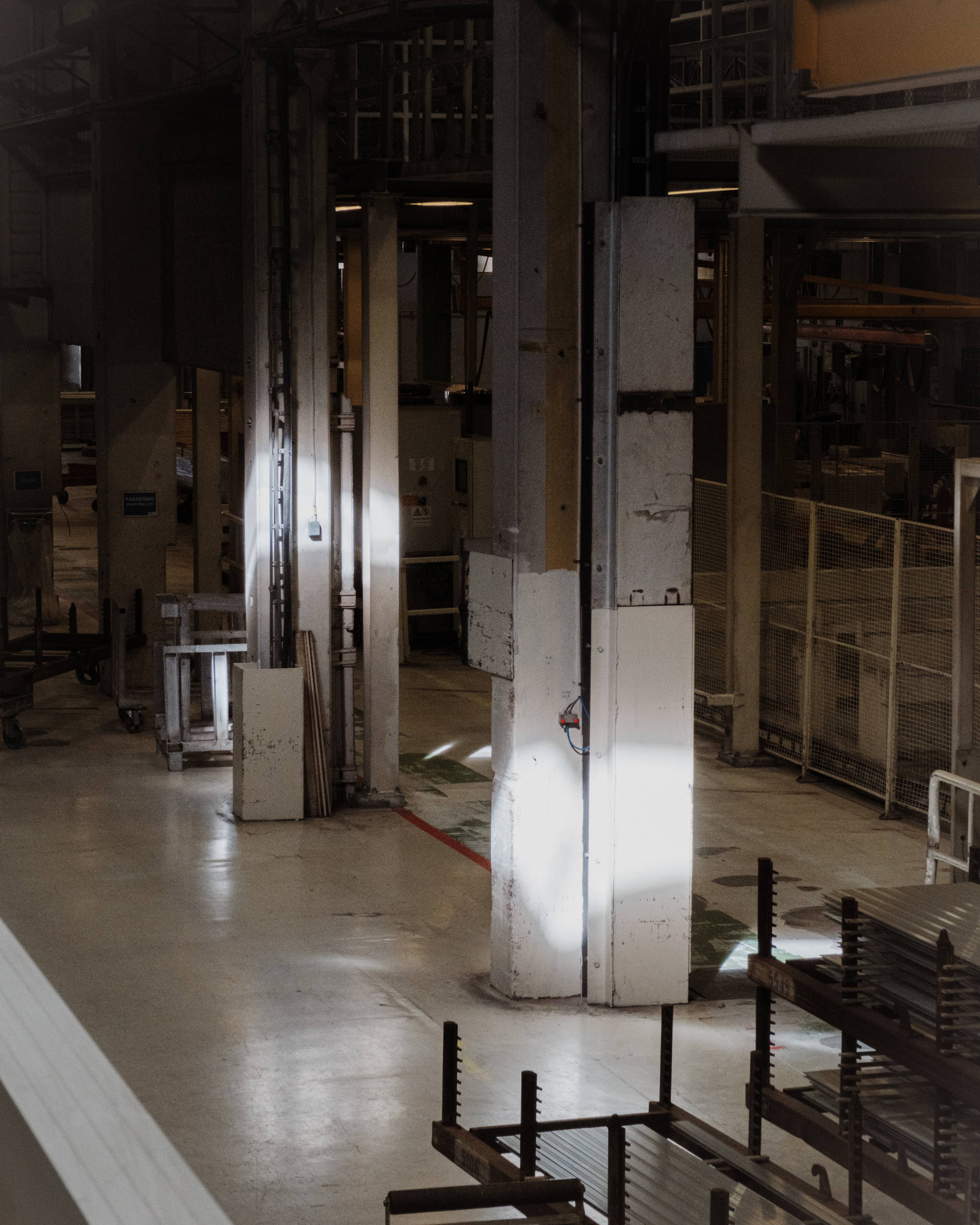 Solen skinner inn i en fabrikk