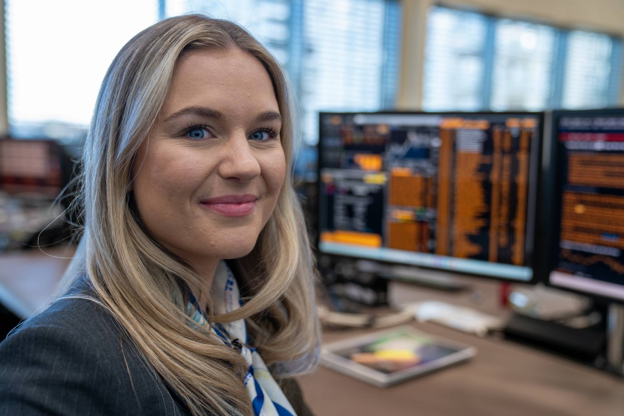 blond kvinne foran en dataskjerm