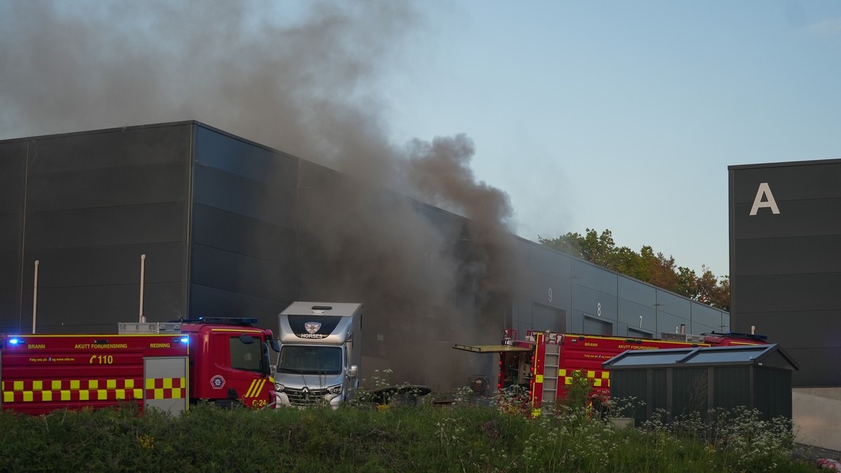 Brann i lagerbygning i Holmestrand: – svært mye røyk