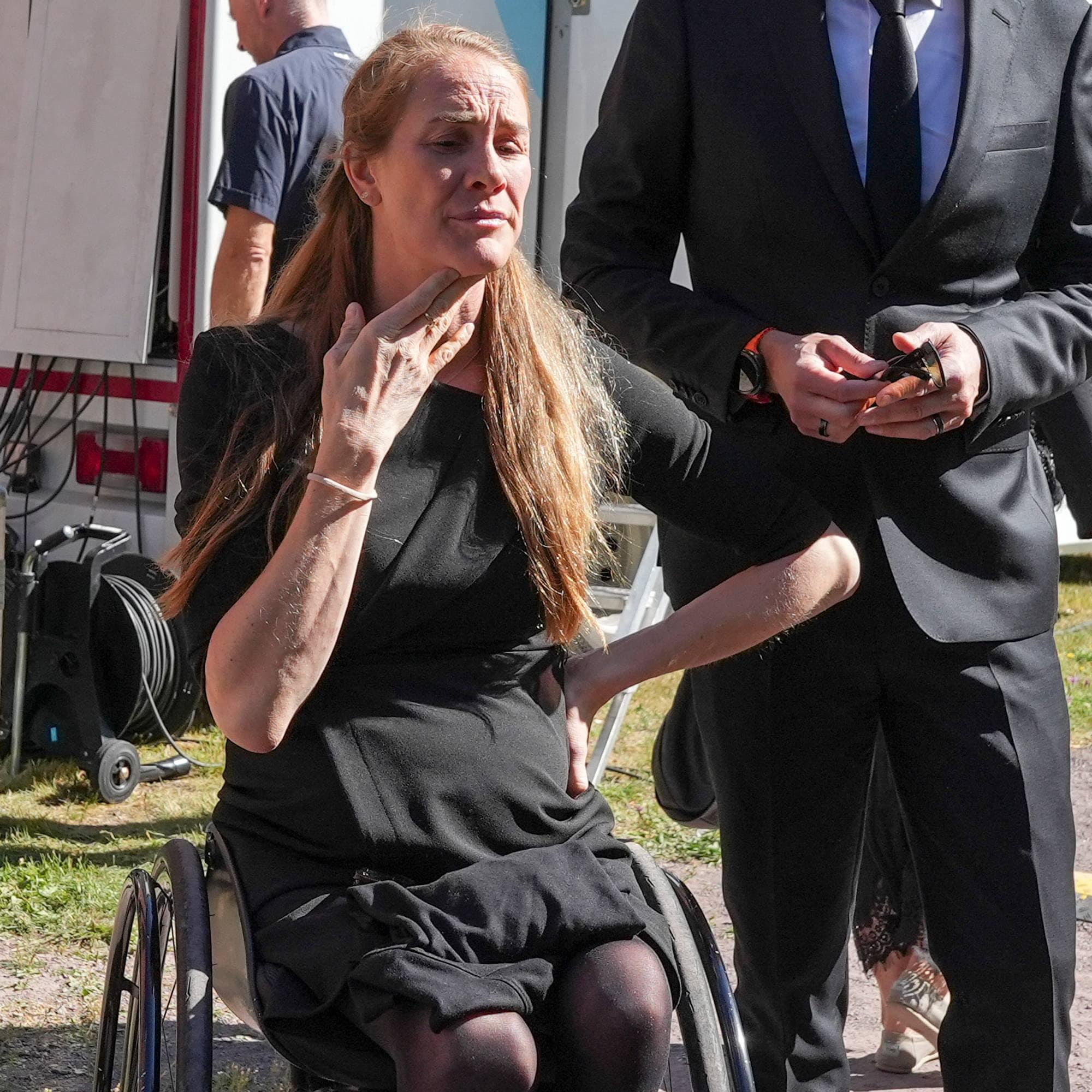 En person i rullestol (Bildebeskrivelsen er laget av en KI-tjeneste)