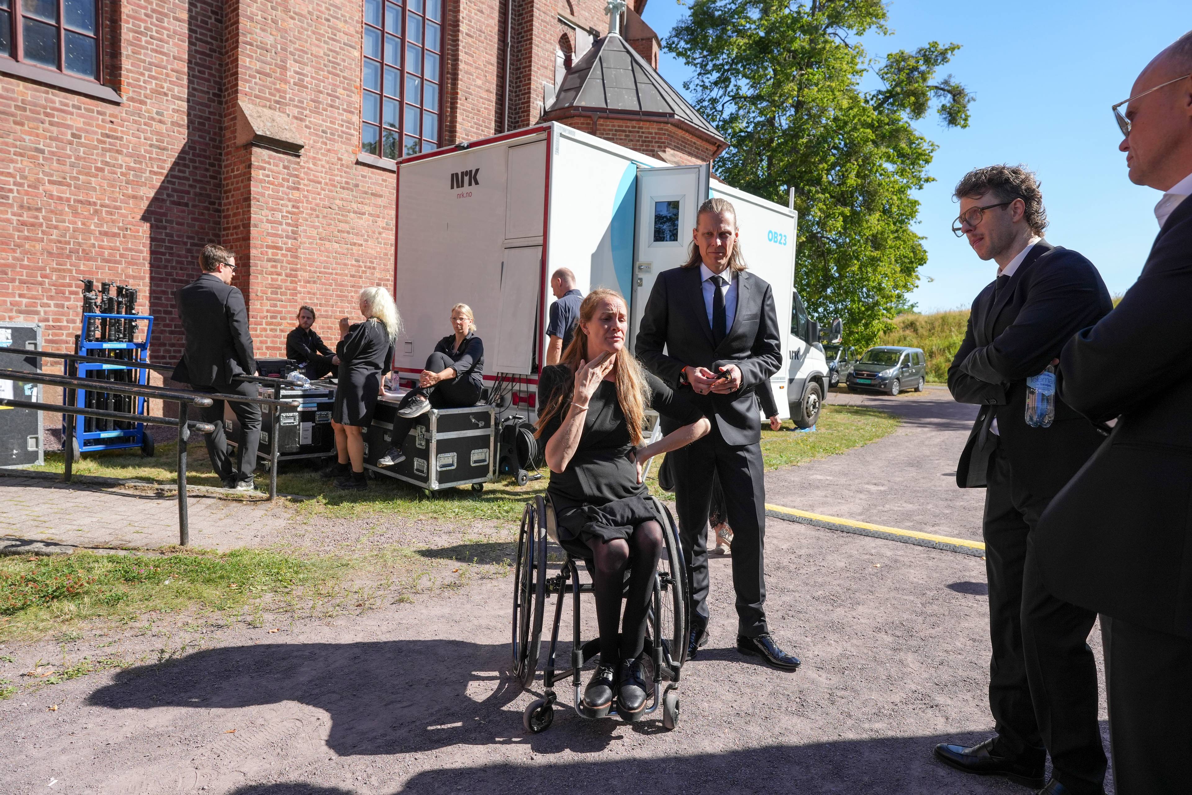 En person i rullestol (Bildebeskrivelsen er laget av en KI-tjeneste)