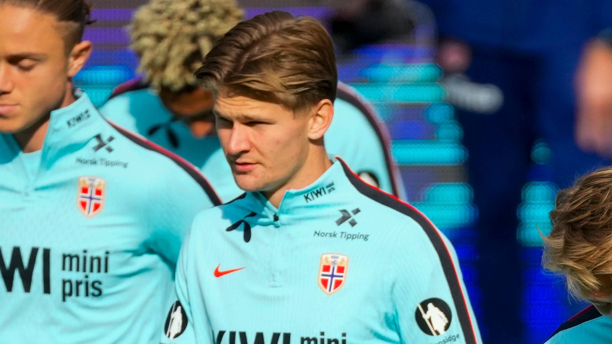 Norske landslagsspillere i fotball trener sammen på en gressbane. (Bildebeskrivelsen er laget av en KI-tjeneste)