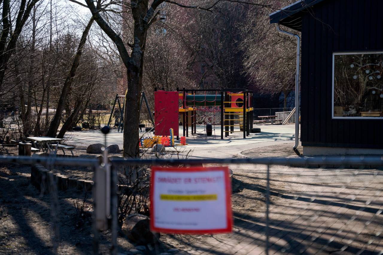 Tom lekeplass i barnehagen, med skilt hvor det står at det kun er åpent for barn av kritisk personell.