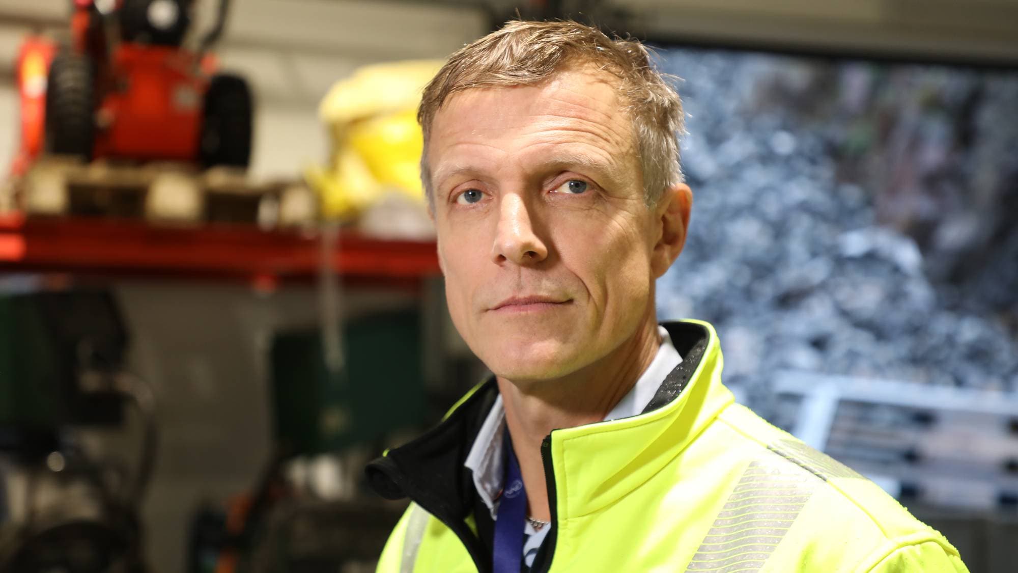 en person i en gul jakke