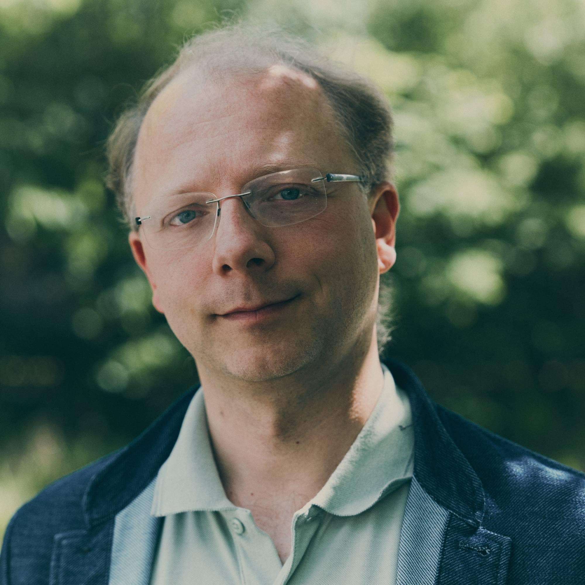 Klimaforsker Bjørn Samset er avbildet ute. 