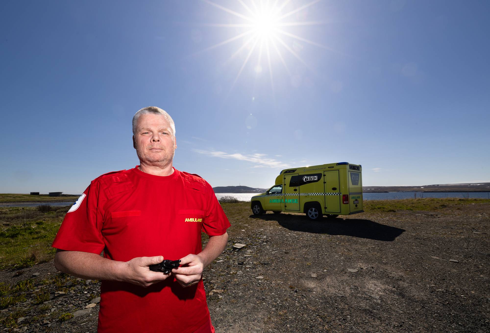 Stein Helge Stormo foran ambulansen han kjører