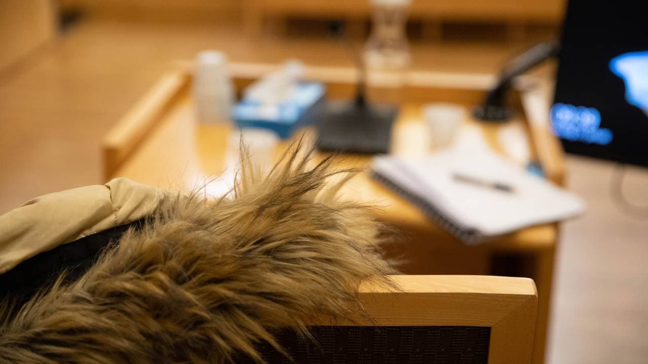 Lillesøsters jakke på stolen ved vitneboksen.