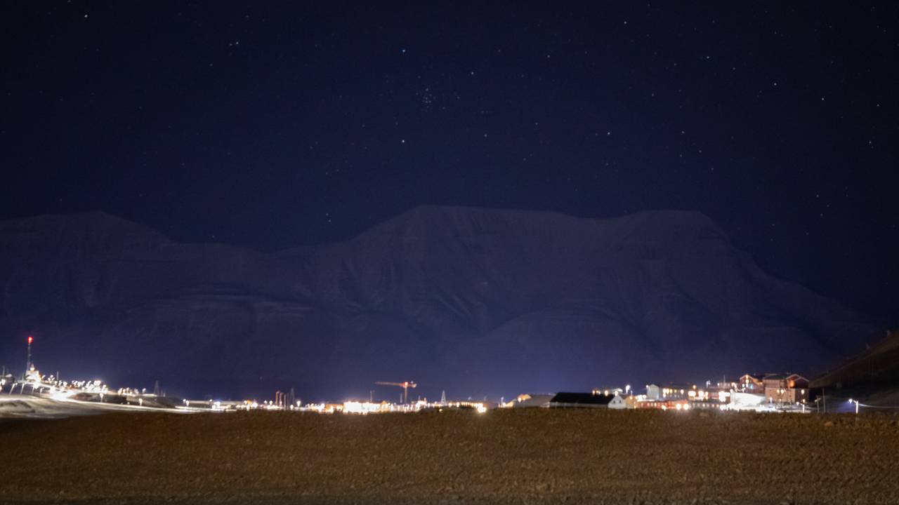 Longyearbyen i blåtimen, kveld
