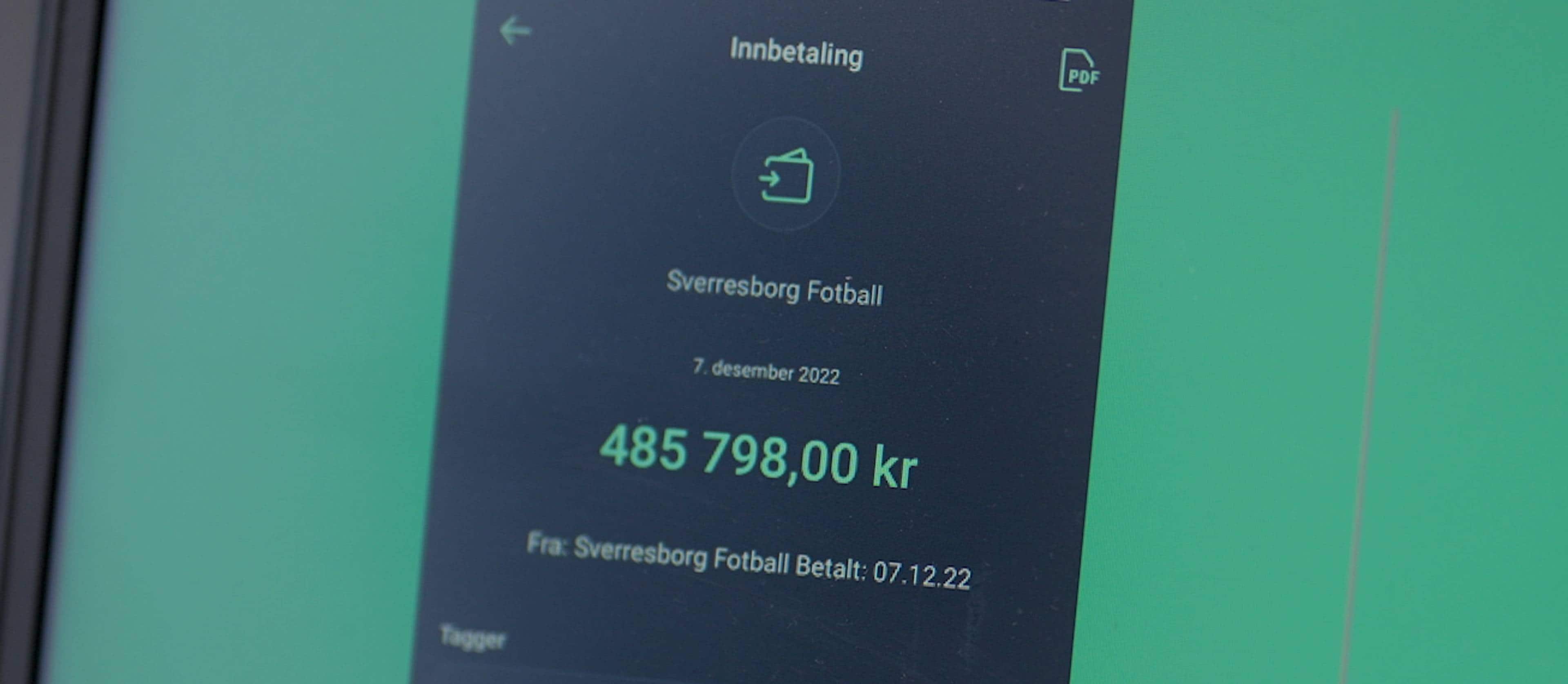Stills fra NRK TV-serien "Hodet over vannet". Bilde av en skjerm som viser overføring av penger.