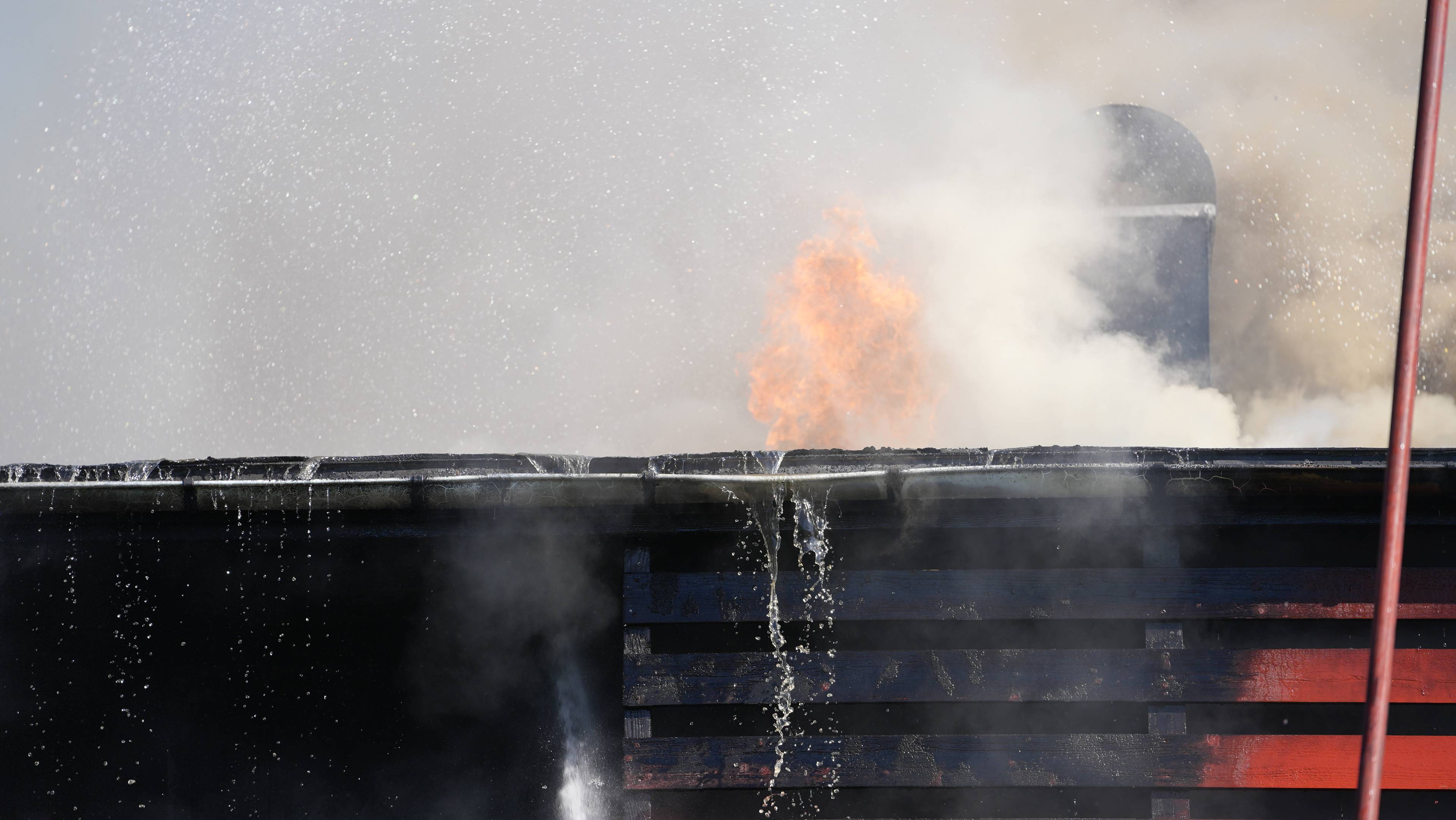 Flammer står ut av taket på rekkehuset