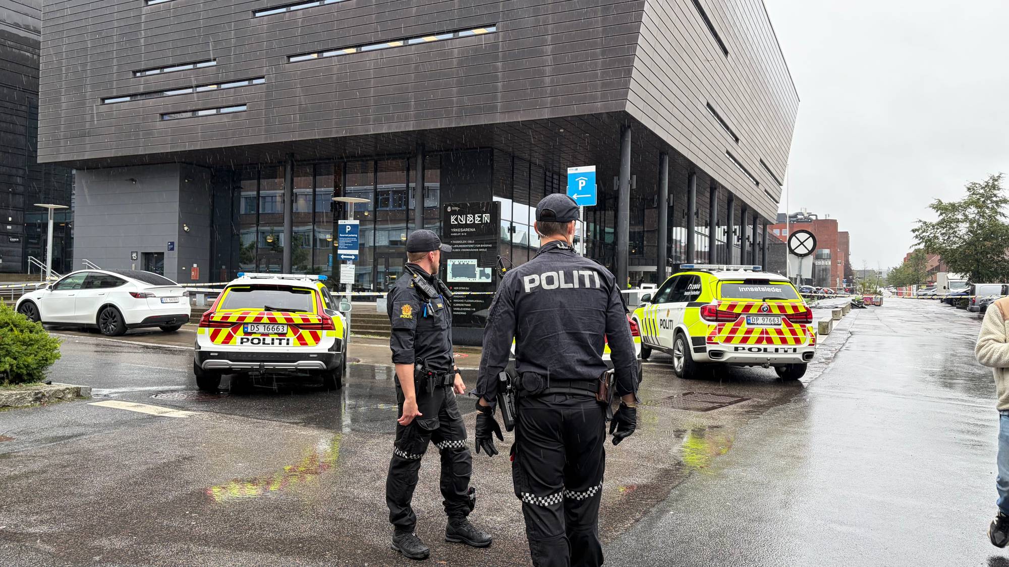 Politi foran et skolebygg