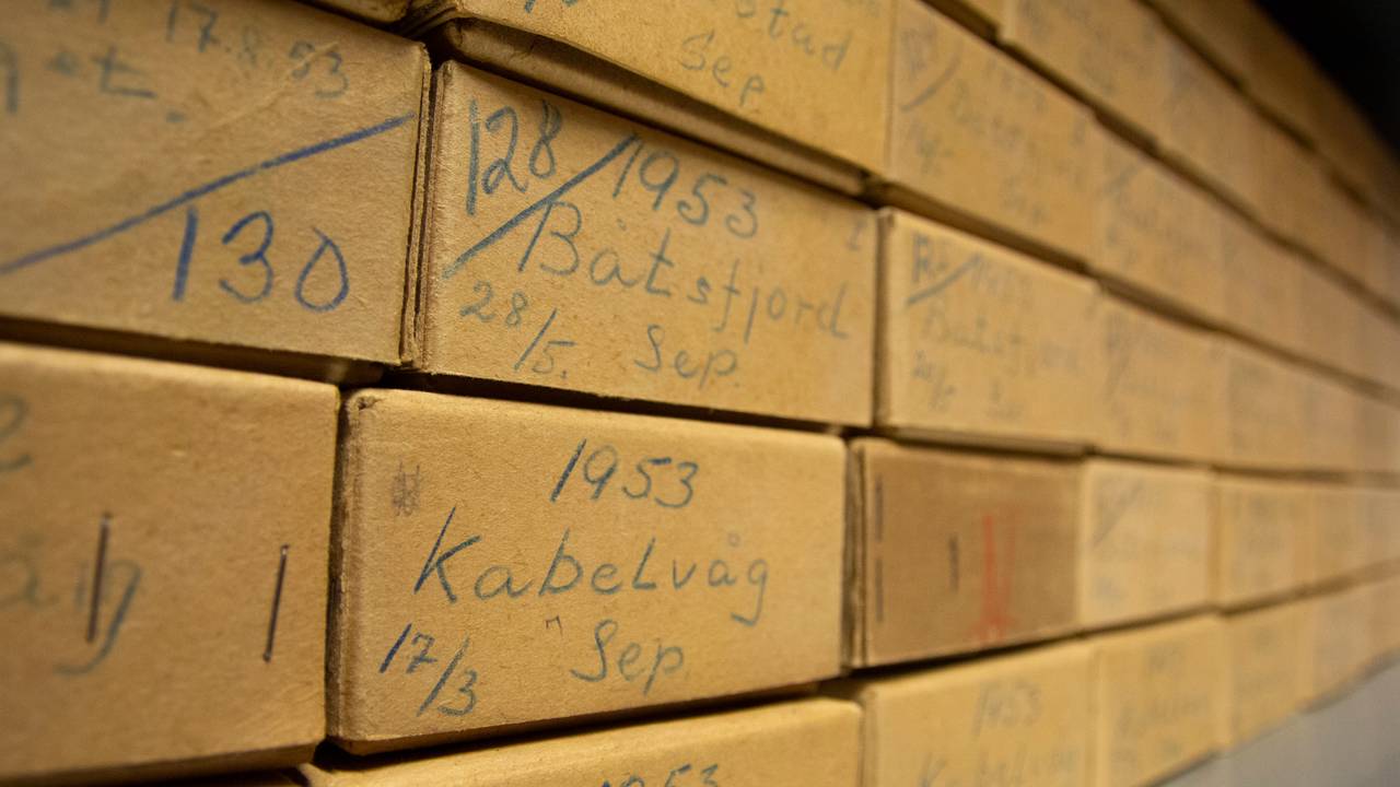 Øresteinene er sortert i esker og papirposer merket med sted og dato fra når prøvene ble tatt.