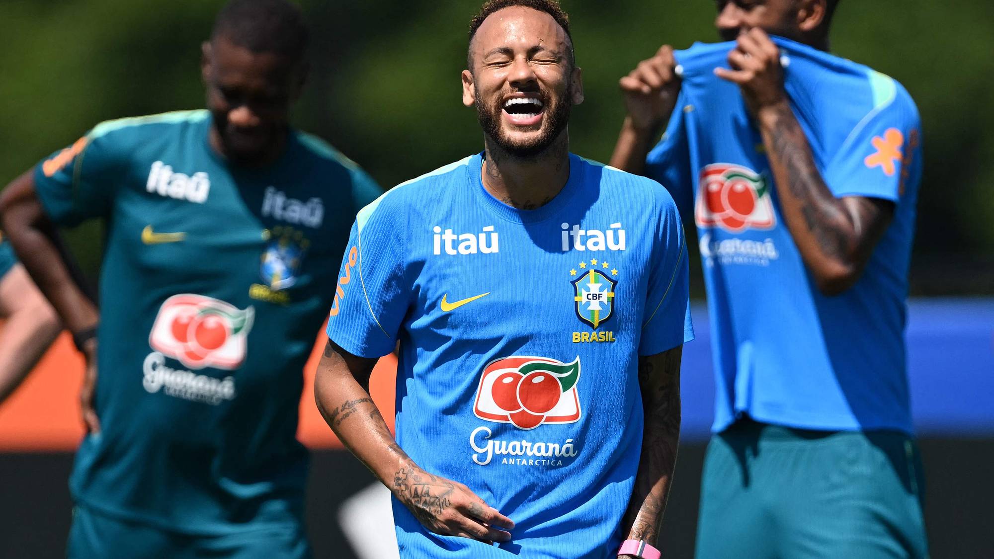 Neymar ler sammen med andre spillere under Brasils landslagstrening. (Bildebeskrivelsen er laget av en KI-tjeneste)