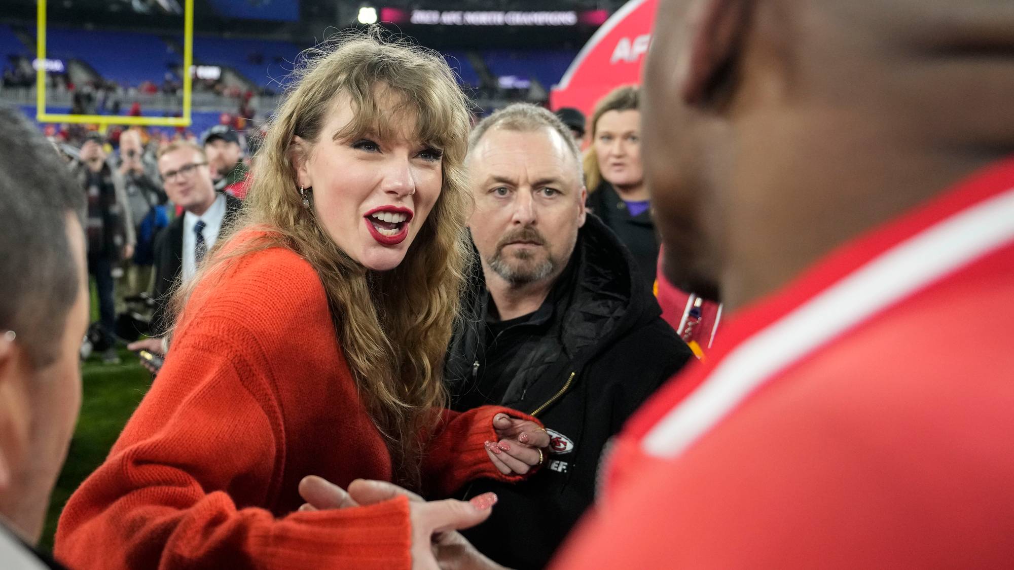 Taylor Swift og kjæresten Travis Kelce stjeler overskriftene i 