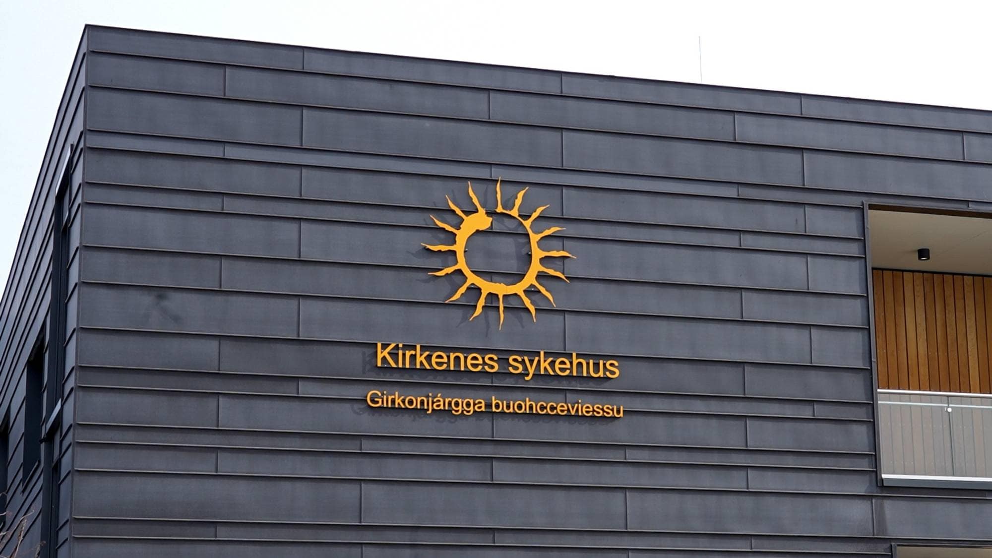 en bygning med et skilt på (Bildebeskrivelsen er laget av en KI-tjeneste)