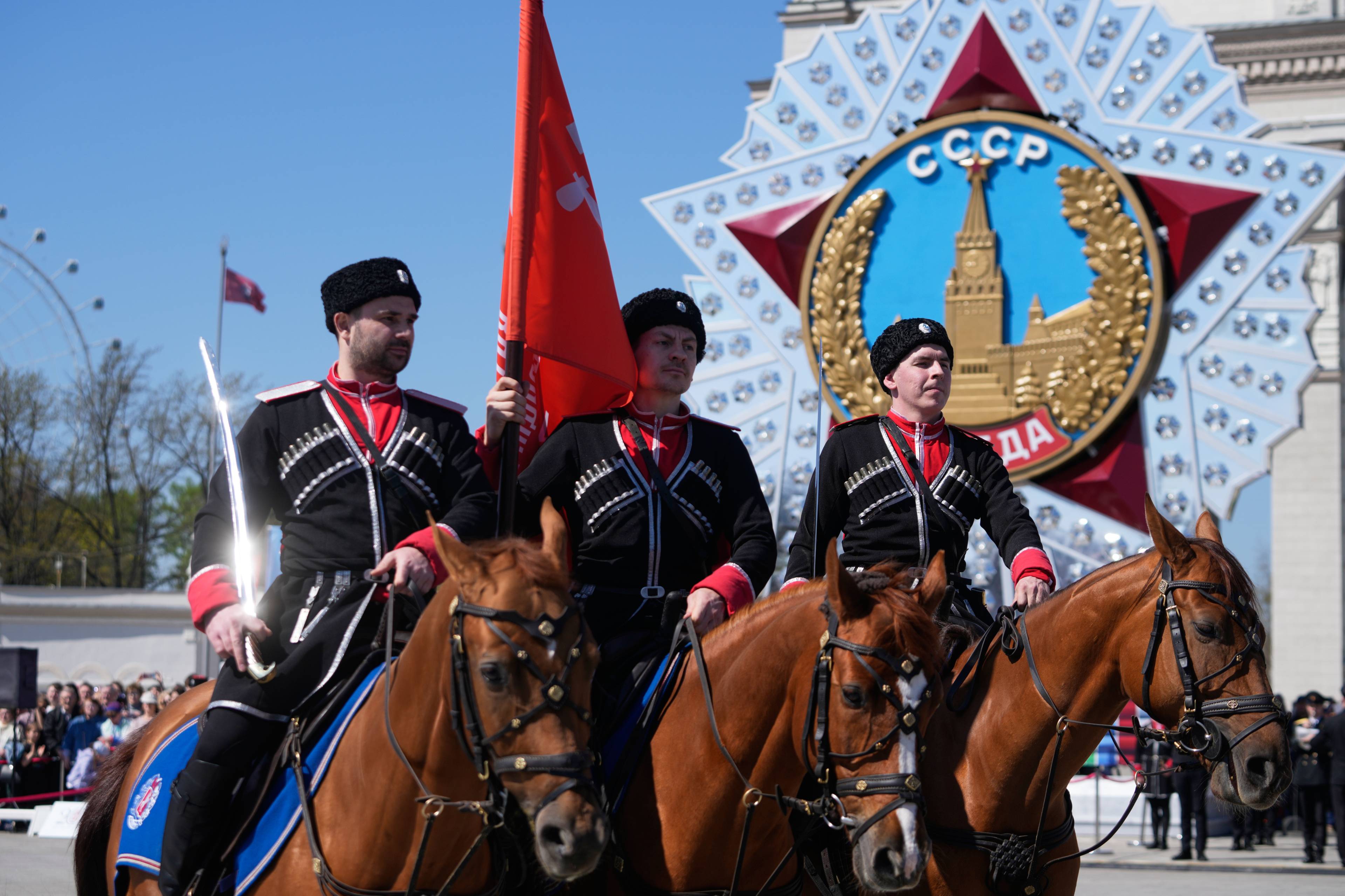 Menn i militæruniform på hest
