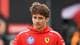 MINAS PANAGIOTAKIS / GETTY IMAGES NORTH AMERICA,NTB Charles Leclerc i Ferrari-hettegenser ser fremover. Han er fotografert utendørs, muligens ved en racerbane. Bak ham sees uskarpe personer og en mørk bakgrunn. (Bildebeskrivelsen er laget av en KI-tjeneste)