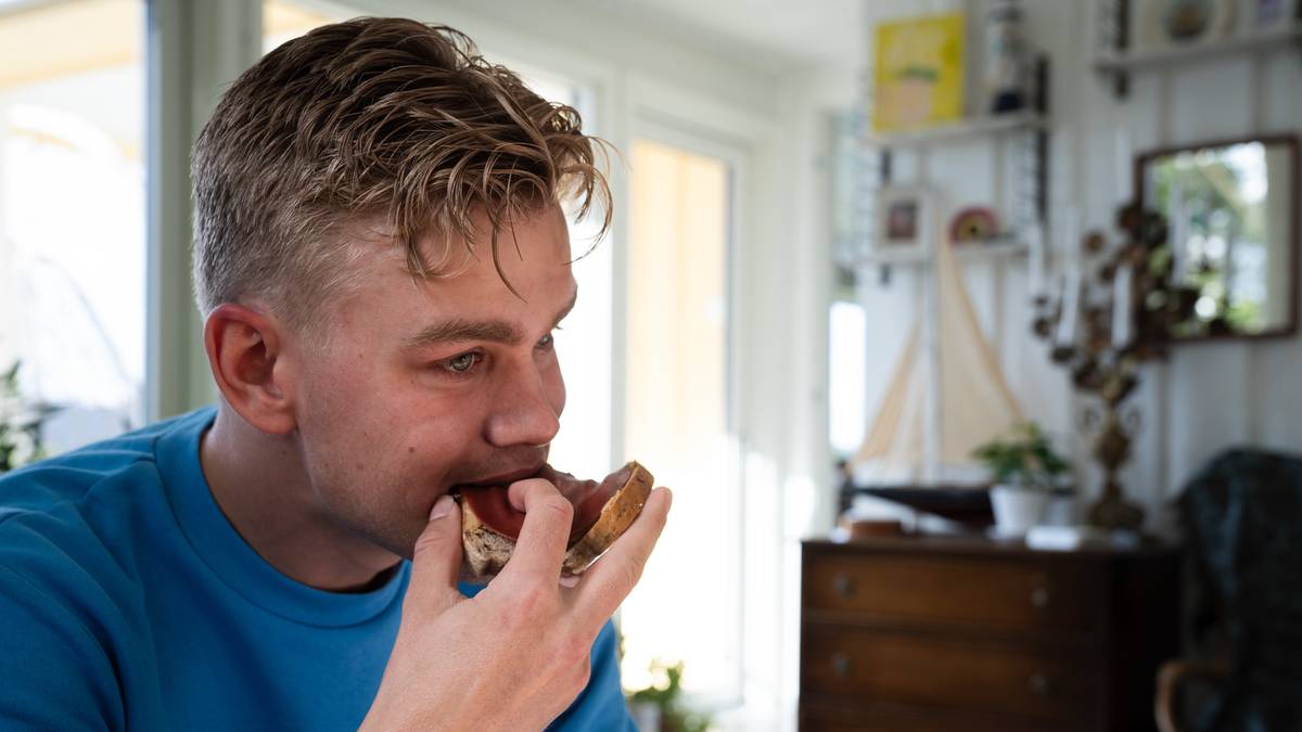 Selv når Leander er så mett at han holder på å spy, må han spise mer