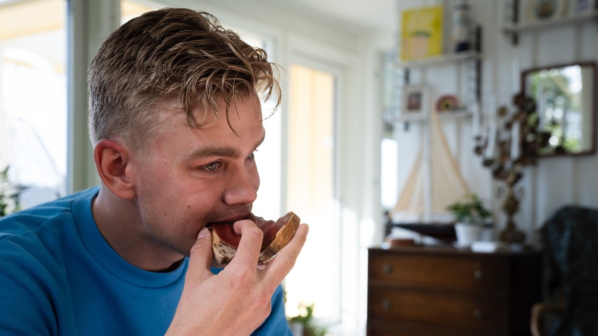 Selv når Leander er så mett at han holder på å spy, må han spise mer