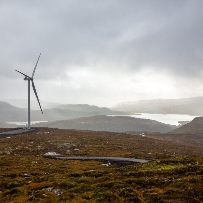 En vindturbin ligger i et myrlandskap i Geitfjellet vindkraftverk. 