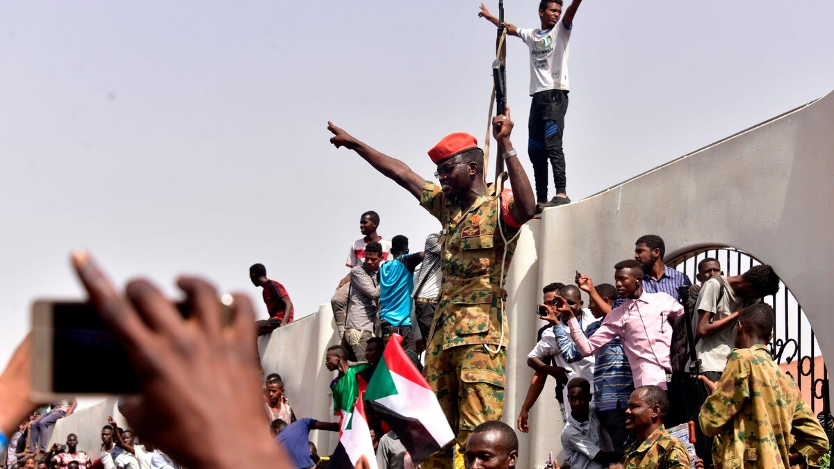 EU ber hæren i Sudan raskt overføre makten til folket