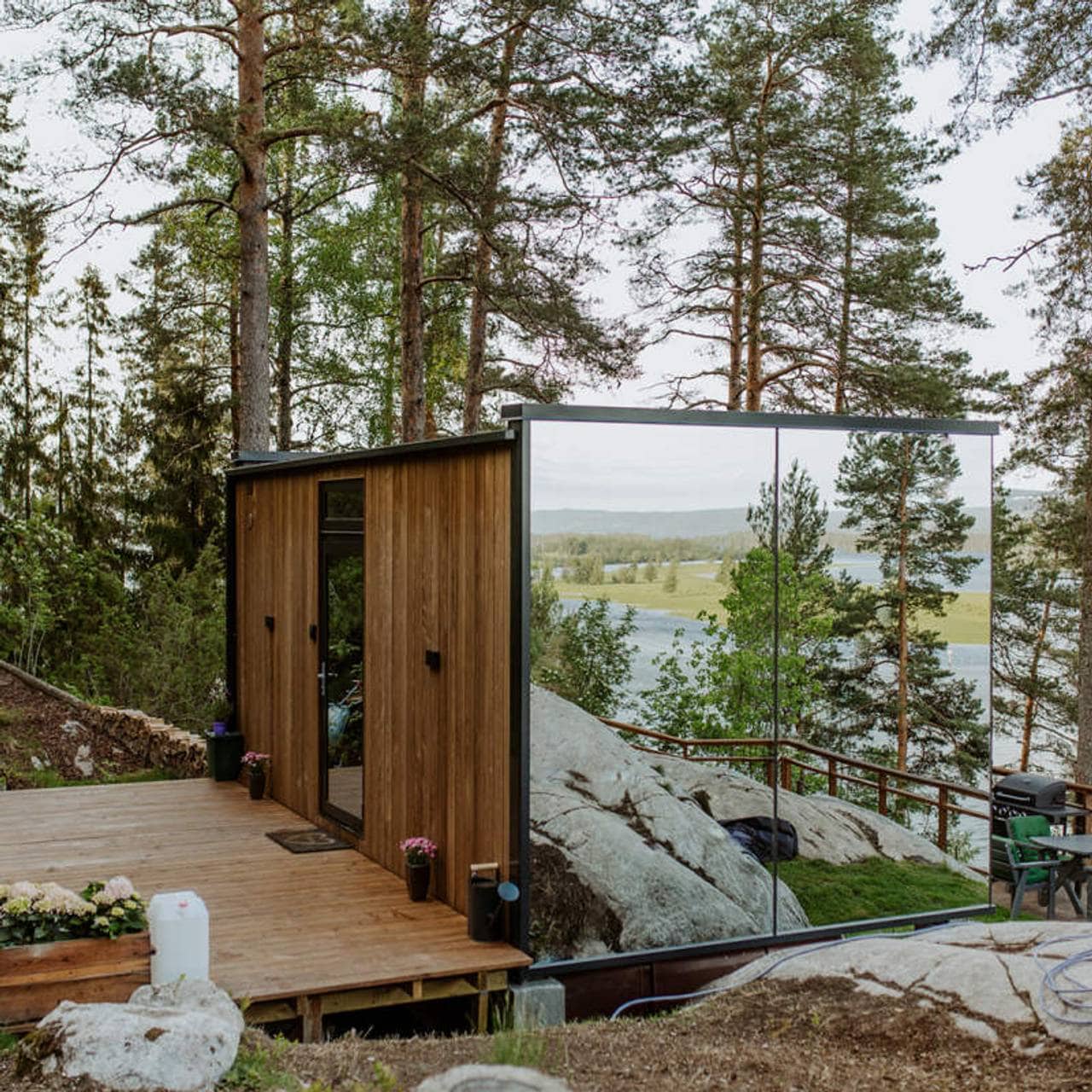Speilglasshytta WonderInn i Akershus har speilglassvinduer istedenfor vegger slik at man kan kikke ut i naturen uten at noen kan kikke inn.