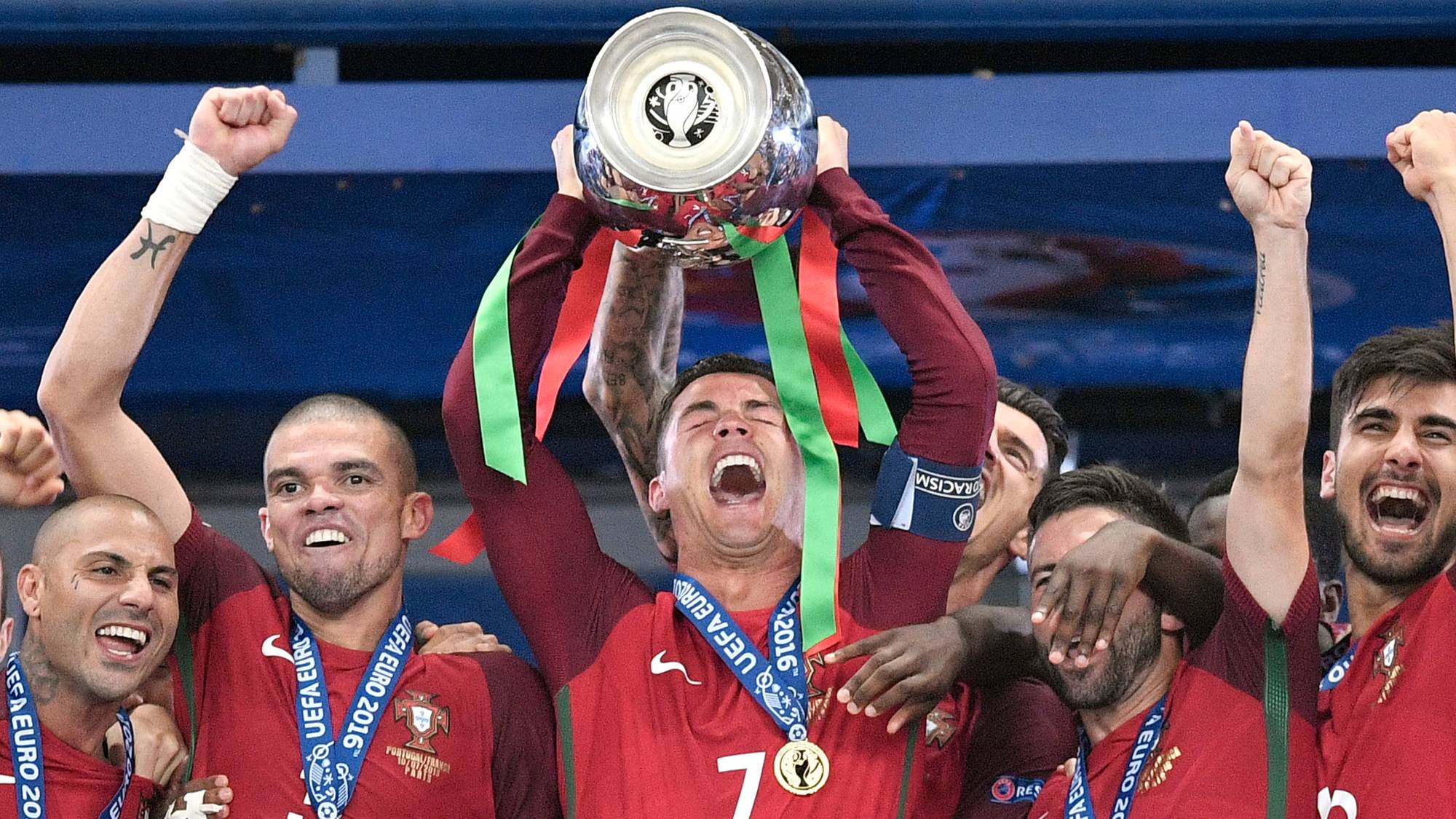 Ronaldo med EM-pokalen i 2016.