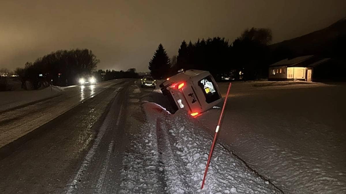 Buss kjørte av veien – politiet advarer mot glatt føre