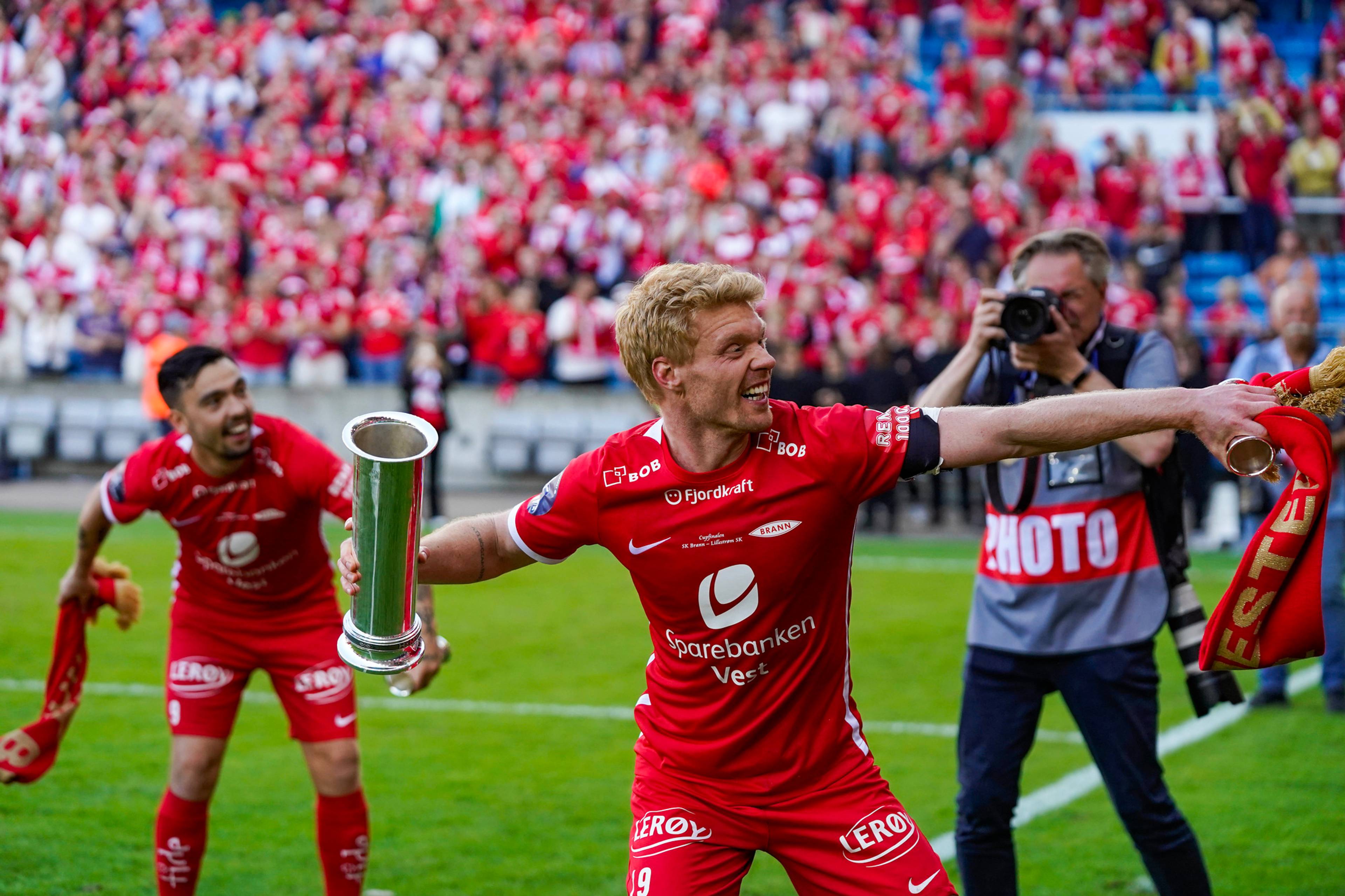 Sivert Heltne Nilsen med kongepokalen etter cupfinalen