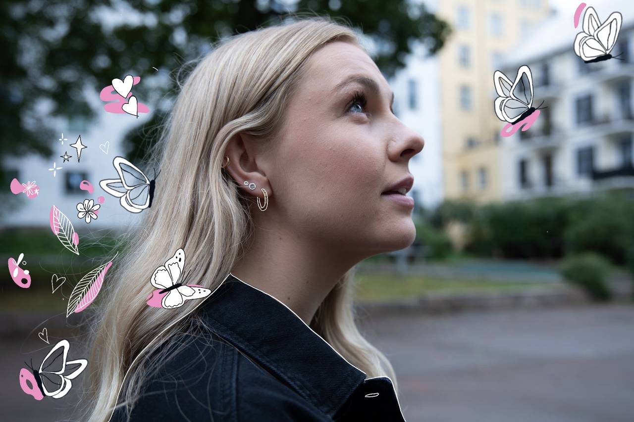 Sarah ser opp, hun har mer håp i blikket. Det er illustrert sommerfugler og drømmer rundt henne som viser at hun begynner å se fremover.