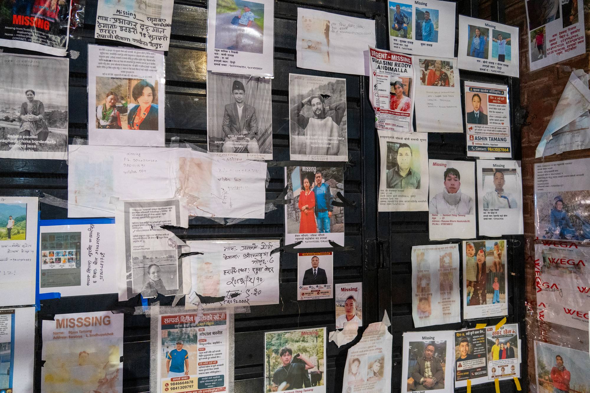 Folk foran savnede-plakater i Katmandu