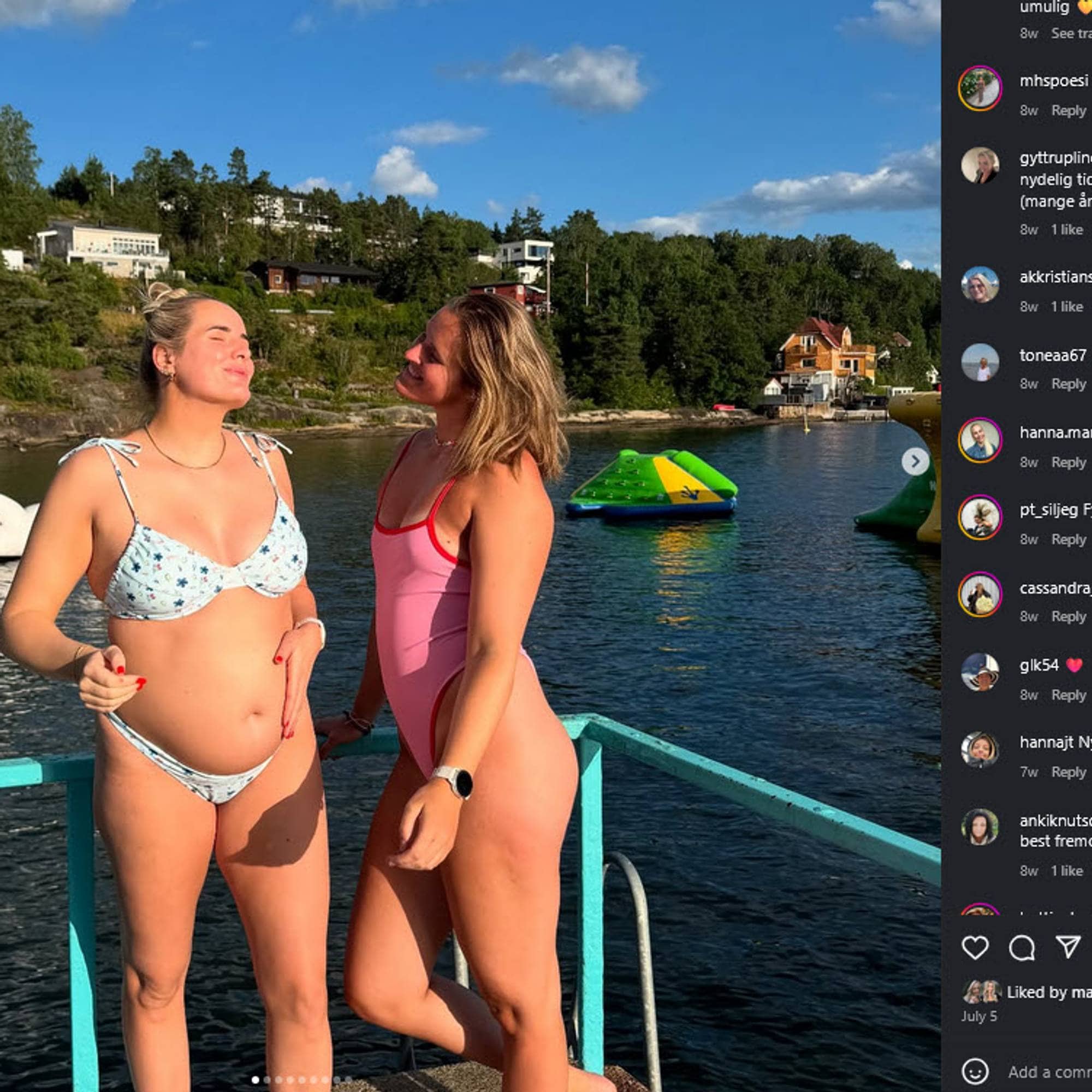 To kvinner står ute på en brygge og poserer i badetøy.