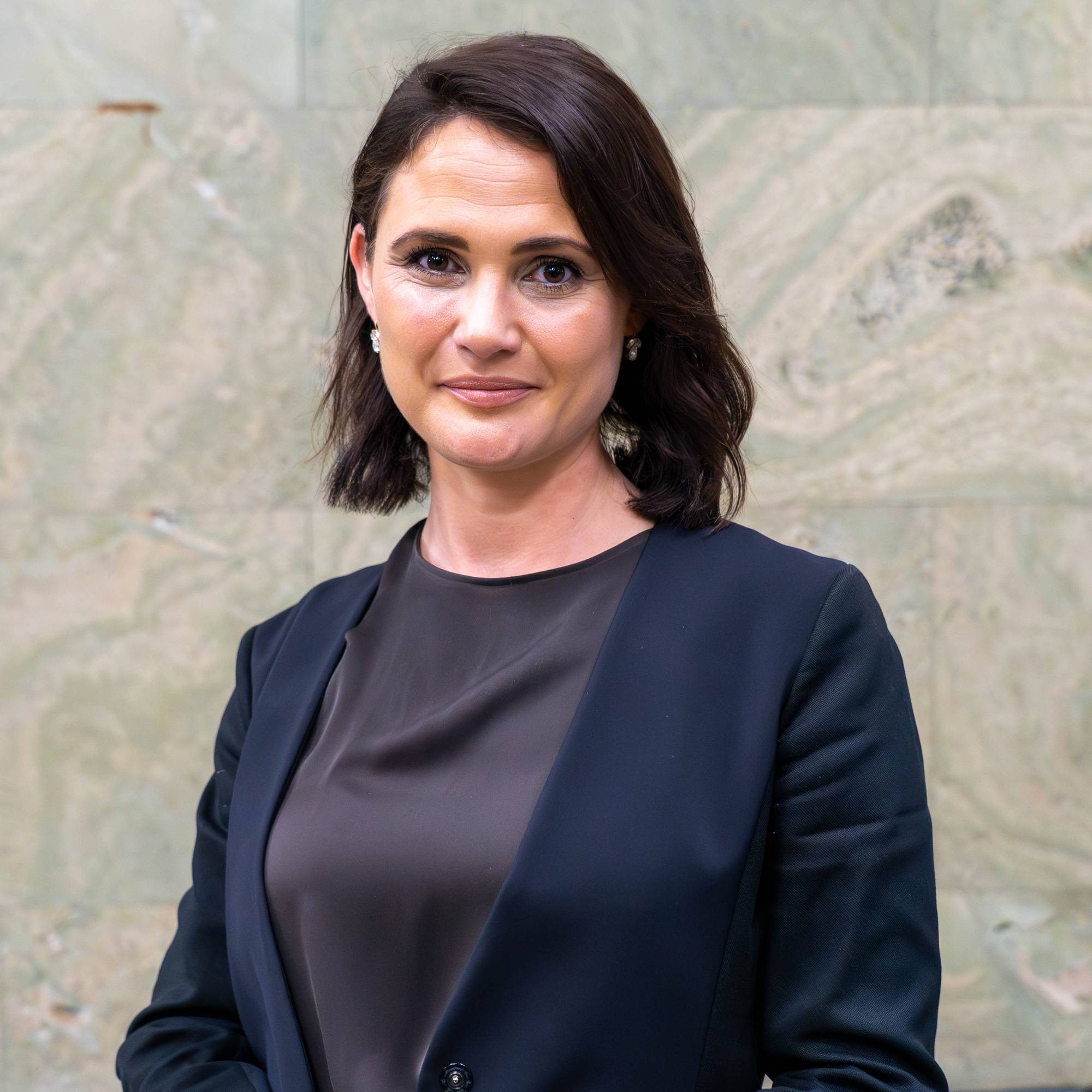 en person i svart skjorte
