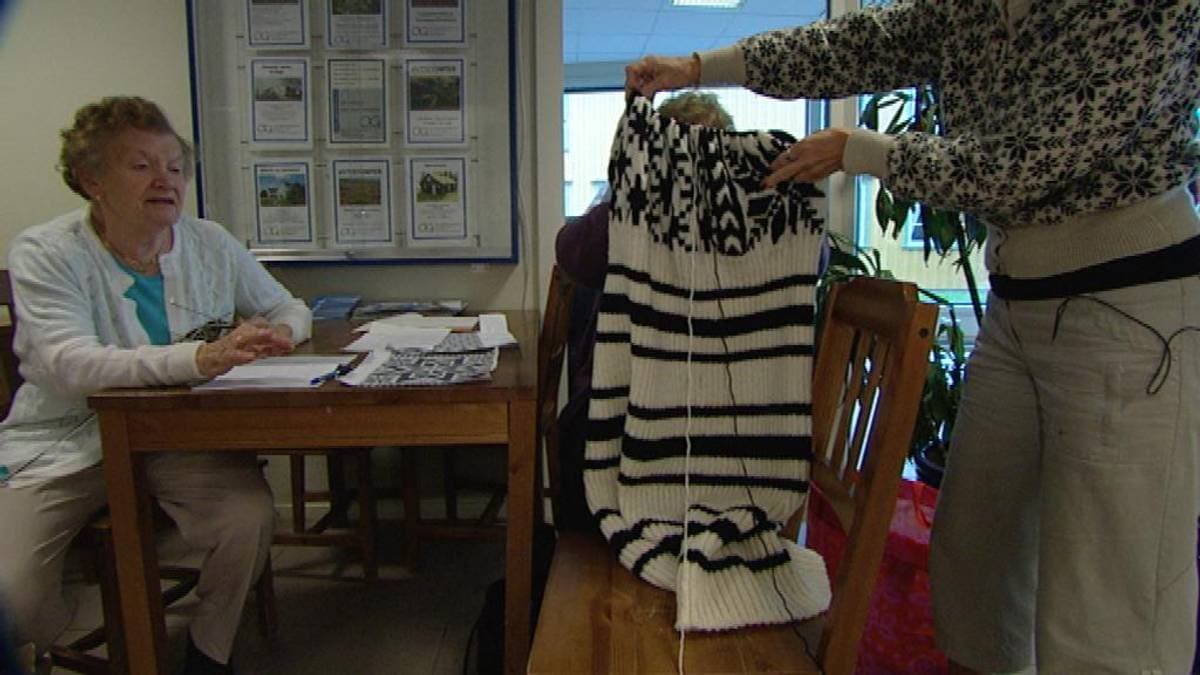 Knitting the world's largest seal coat – NRK Trøndelag – Local news, TV and radio
