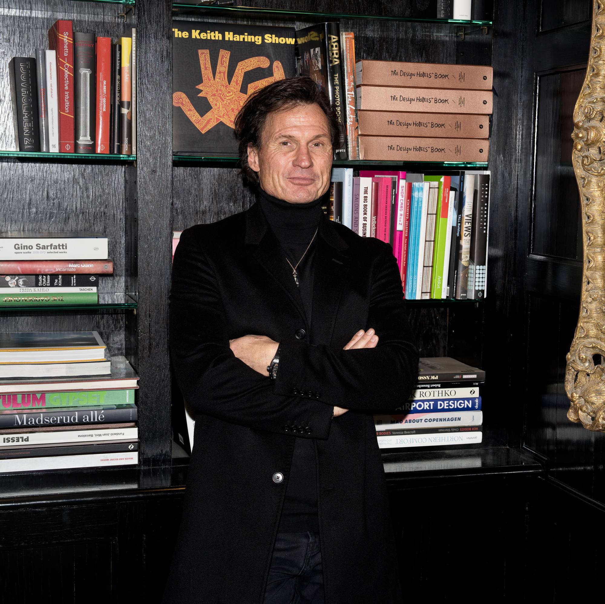 Petter Stordalen står med armene i kors