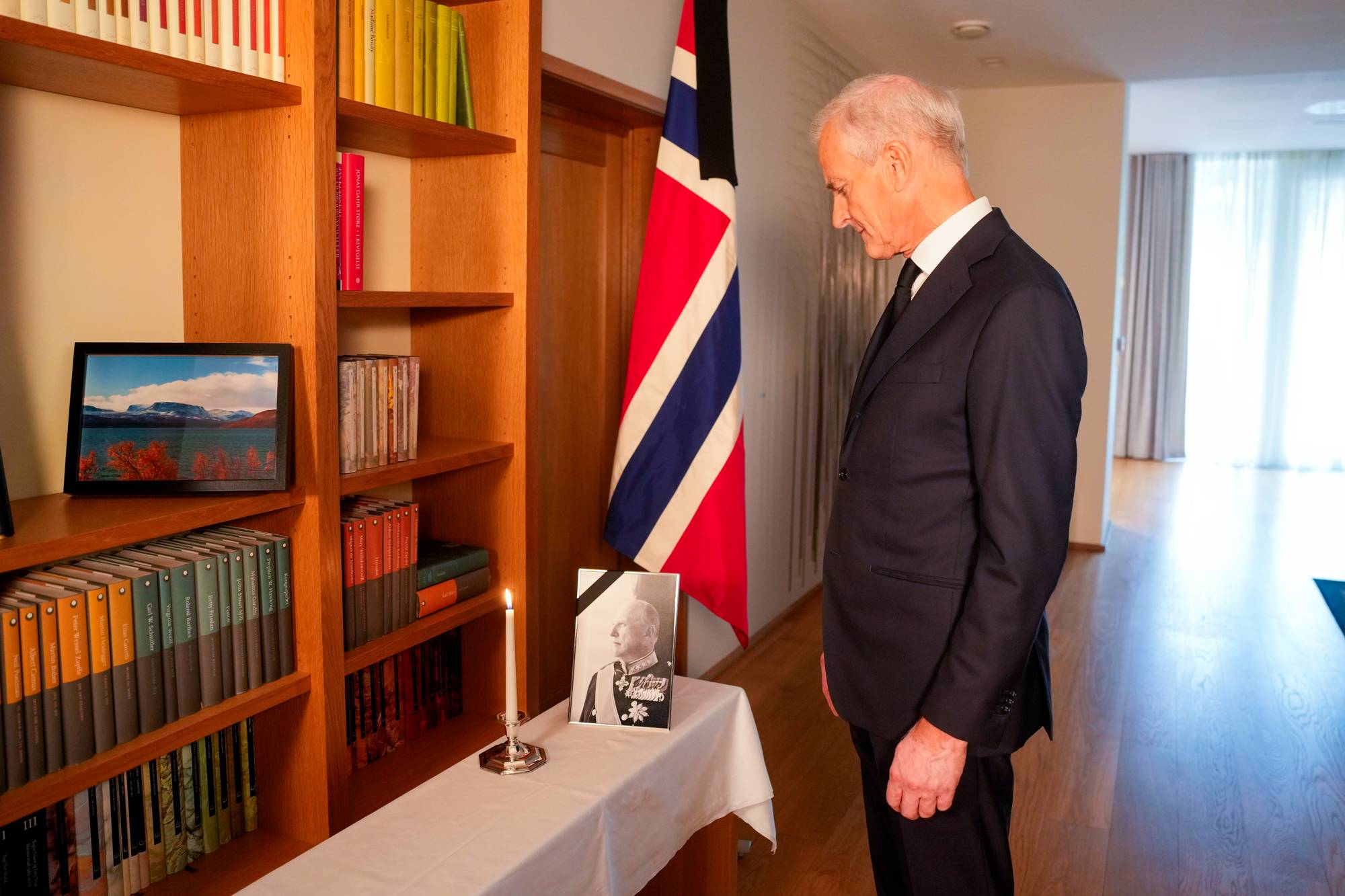 Statsminister Jonas Gahr Støre holder tale i statsministerboligen etter kong Harald Vs død fredag.